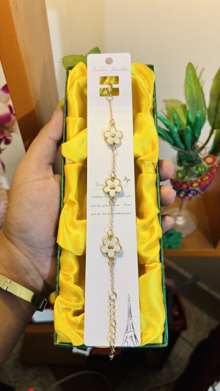🌼 Luxury White Flower Bracelet